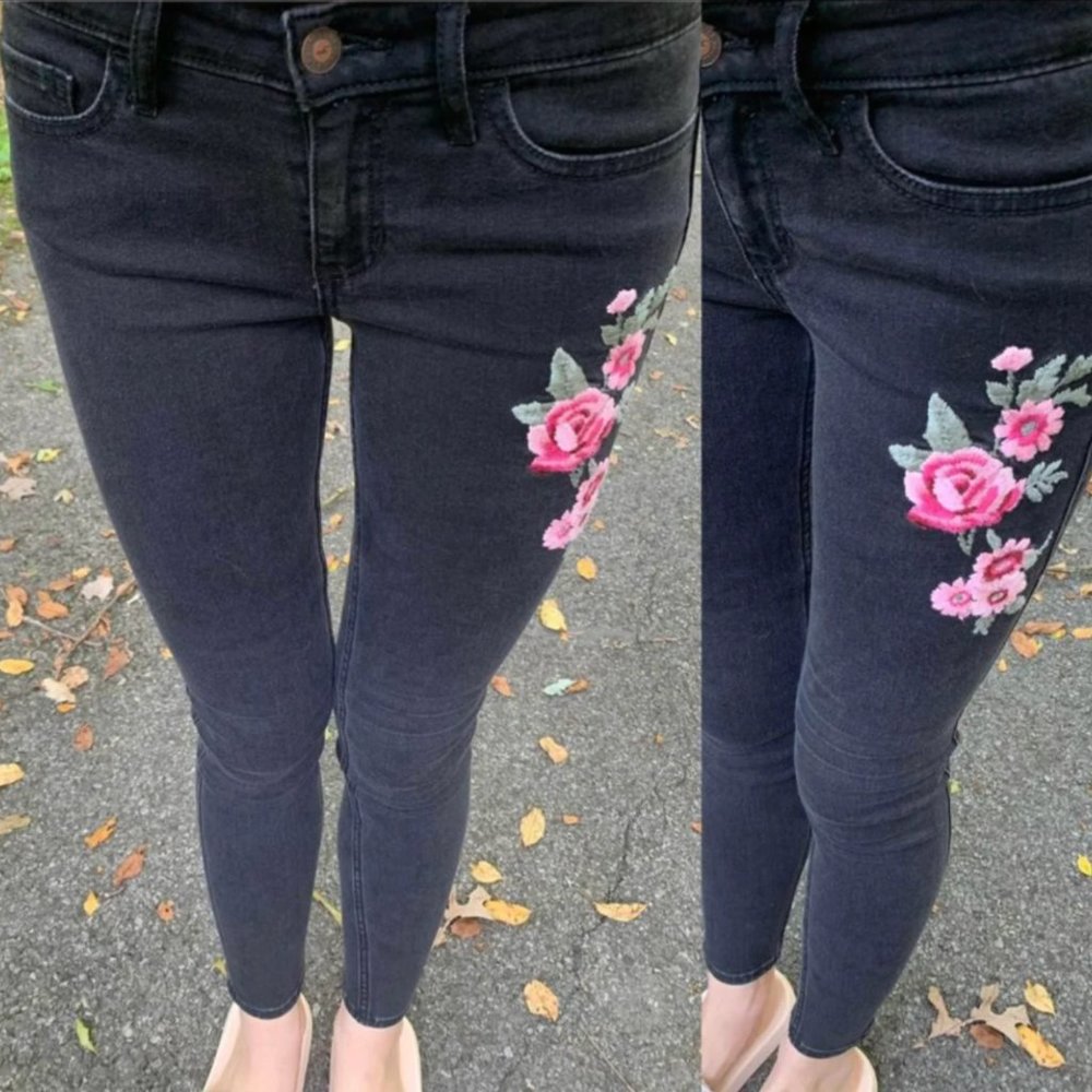 Floral Embroidered Black Skinny Jeans by Hollister Co. 25" x 26" (Short inseam)